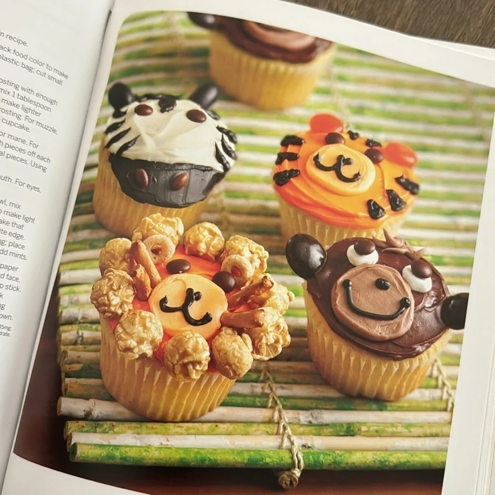 Betty Crocker The Big Book Of Cupcakes Paperback Party Baking Cookbook
